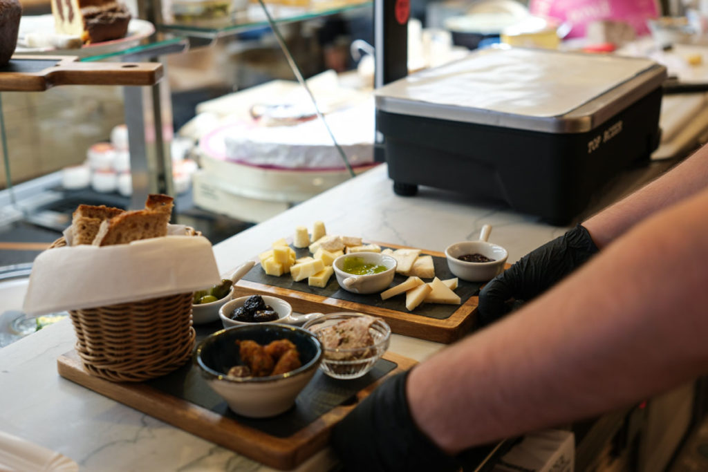 An der Theke passiert alles nebenbei